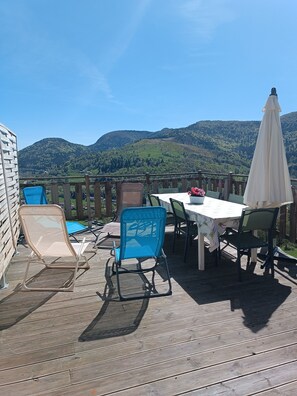 Outdoor dining - Vrbo Property (Bussang)