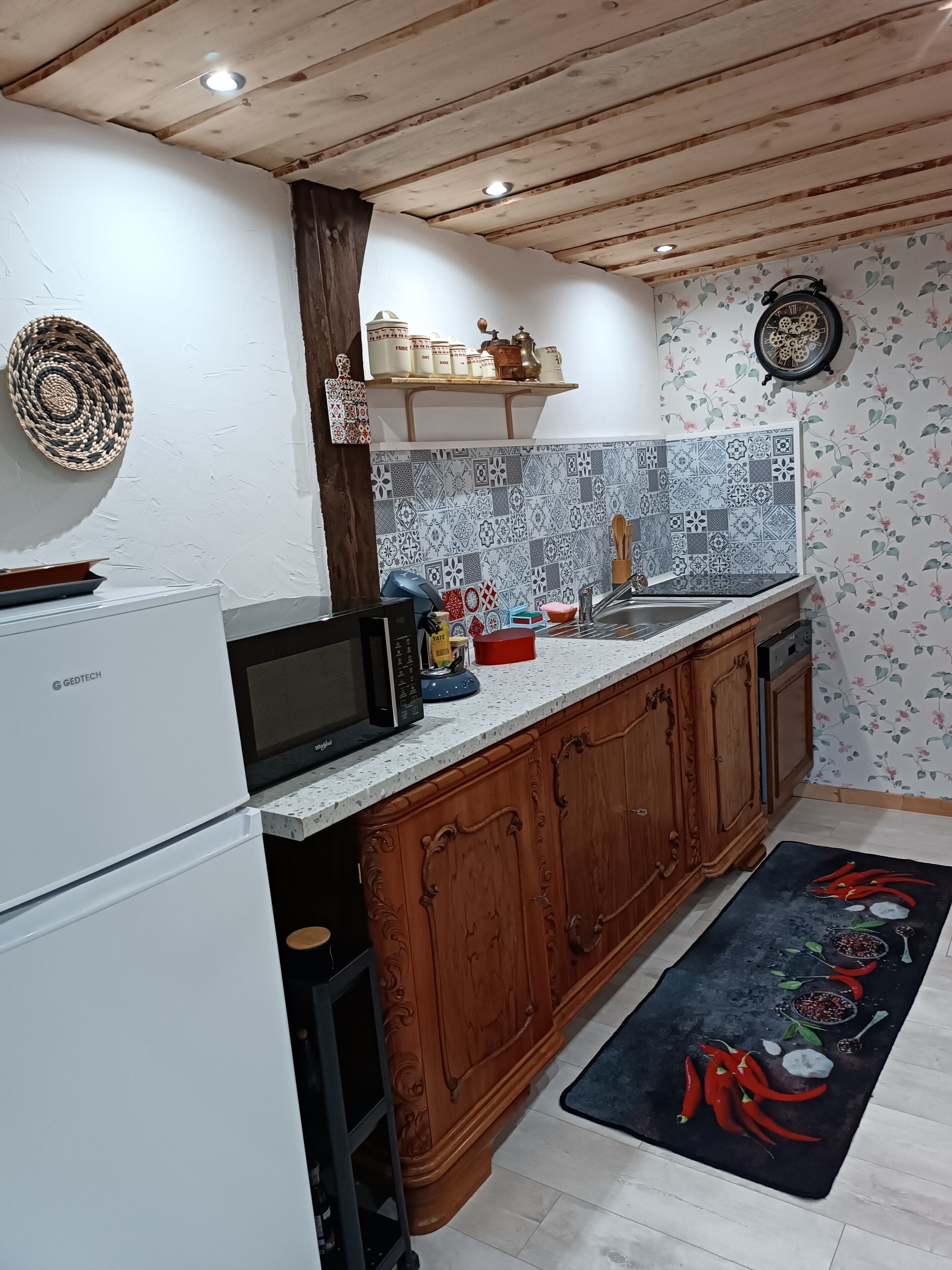 Réfrigérateur, micro-ondes, plaque de cuisson, lave-vaisselle