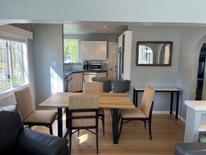 Dining - Vancouver whole home stay with space for extended families & close to everything (Vancouver)