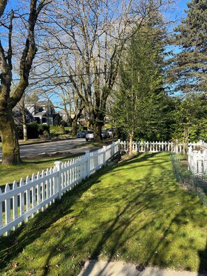 Property grounds - Vancouver whole home stay with space for extended families & close to everything (Vancouver)