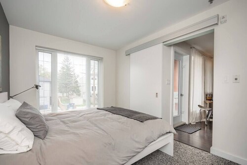 Comfortable Sherbrook Condo | 2 Bed | 1 Bath |