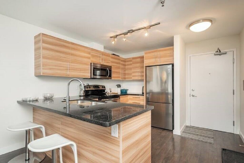 Réfrigérateur, four à micro-ondes, un four, surface de cuisson