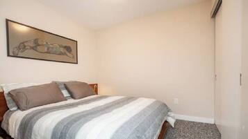 2 bedrooms, iron/ironing board, free WiFi, bed sheets