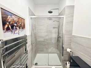 Dusche, Haartrockner, Handtücher, Shampoo