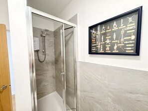 Dusche, Haartrockner, Handtücher, Shampoo