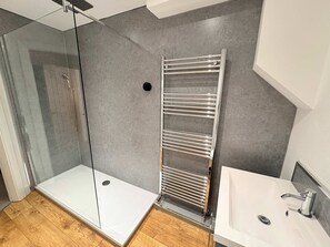 Shower, hair dryer, towels, shampoo - Luxury York City Centre Apartment Near Train Station (York)