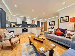 TV, fireplace, offices - Luxury York City Centre Apartment Near Train Station (York)