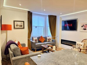 TV, fireplace, offices - Luxury York City Centre Apartment Near Train Station (York)
