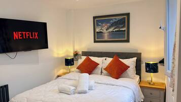 Desk, iron/ironing board, WiFi, bed sheets