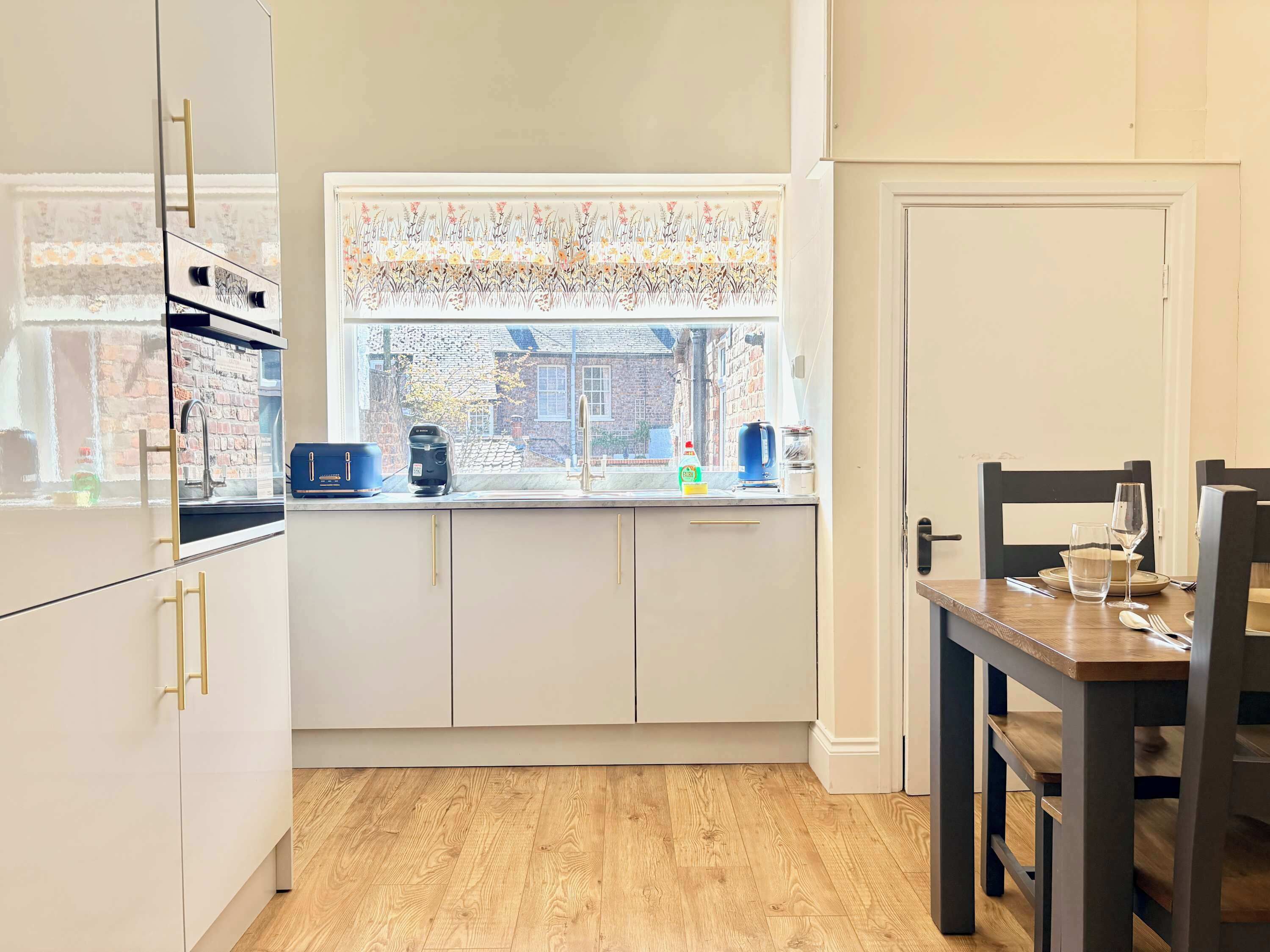 Coffee/tea maker, fridge, microwave, oven