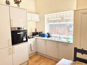 Fridge, microwave, oven, stovetop - Prime York City Centre Flat Near Station (York)