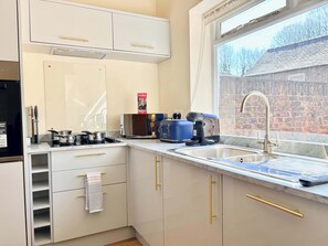 Fridge, microwave, oven, stovetop - Prime York City Centre Flat Near Station (York)