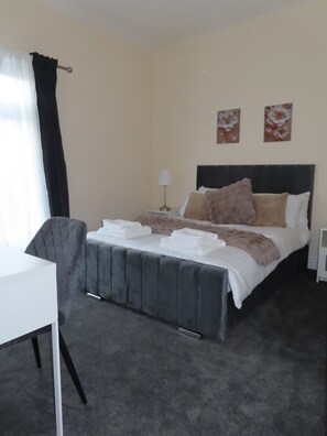2 Schlafzimmer, Schreibtisch, Bügeleisen/Bügelbrett, kostenloses WLAN