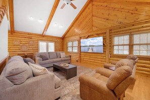Una televisión, una chimenea, una mesa de tenis de mesa