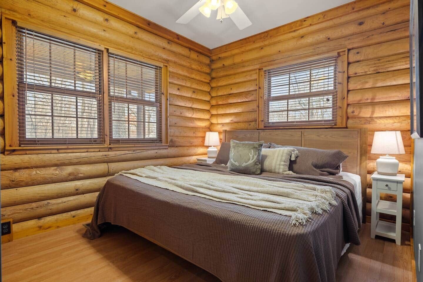 4 habitaciones, tabla de planchar con plancha, wifi y ropa de cama 