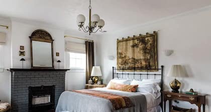 The Kenwick Pied-à-terre - Lexington Apartment with Historic Charm
