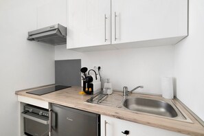 Fridge, oven, stovetop, coffee/tea maker - Charming Air-Conditioned Studio in Cannes (Cannes)