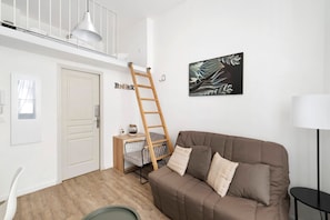 TV - Charming Air-Conditioned Studio in Cannes (Cannes)