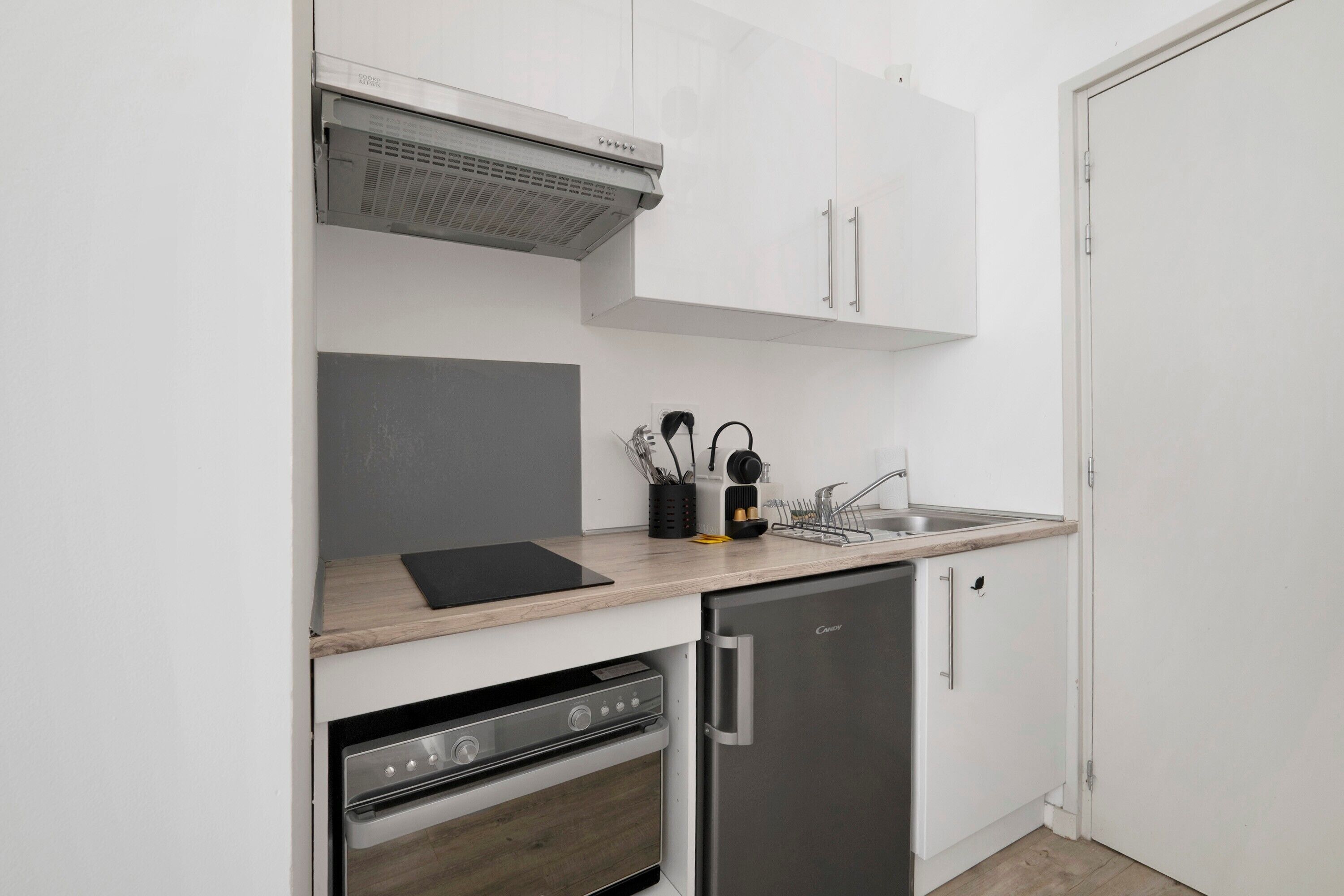 Fridge, oven, stovetop, coffee/tea maker