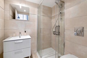 Shower - Charming Air-Conditioned Studio in Cannes (Cannes)