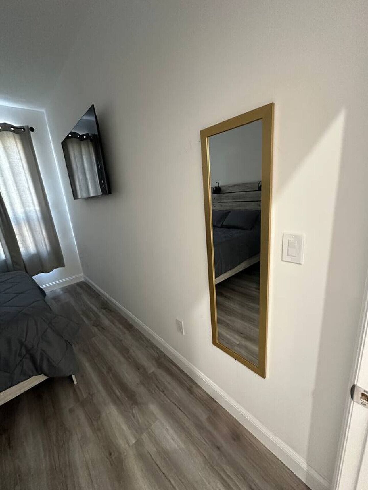 Tabla de planchar con plancha, wifi, ropa de cama