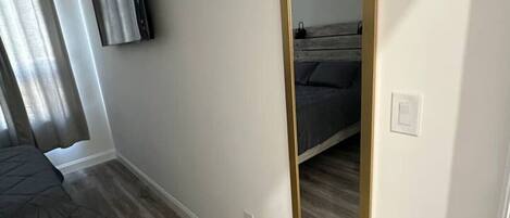 Tabla de planchar con plancha, wifi y ropa de cama