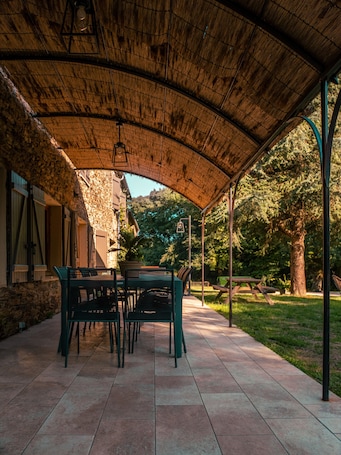 Outdoor dining. Spacious 10-Person Holiday Home – Gîte de la Fontaine – Les Cammazes