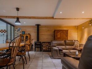 Interior - Spacious 10-Person Holiday Home – Gîte de la Fontaine – Les Cammazes (Les Cammazes)