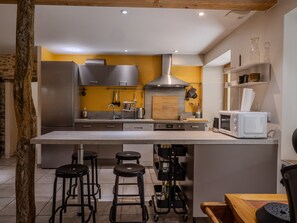 Fridge, microwave, oven, stovetop - Spacious 10-Person Holiday Home – Gîte de la Fontaine – Les Cammazes (Les Cammazes)
