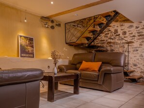 Interior - Spacious 10-Person Holiday Home – Gîte de la Fontaine – Les Cammazes (Les Cammazes)