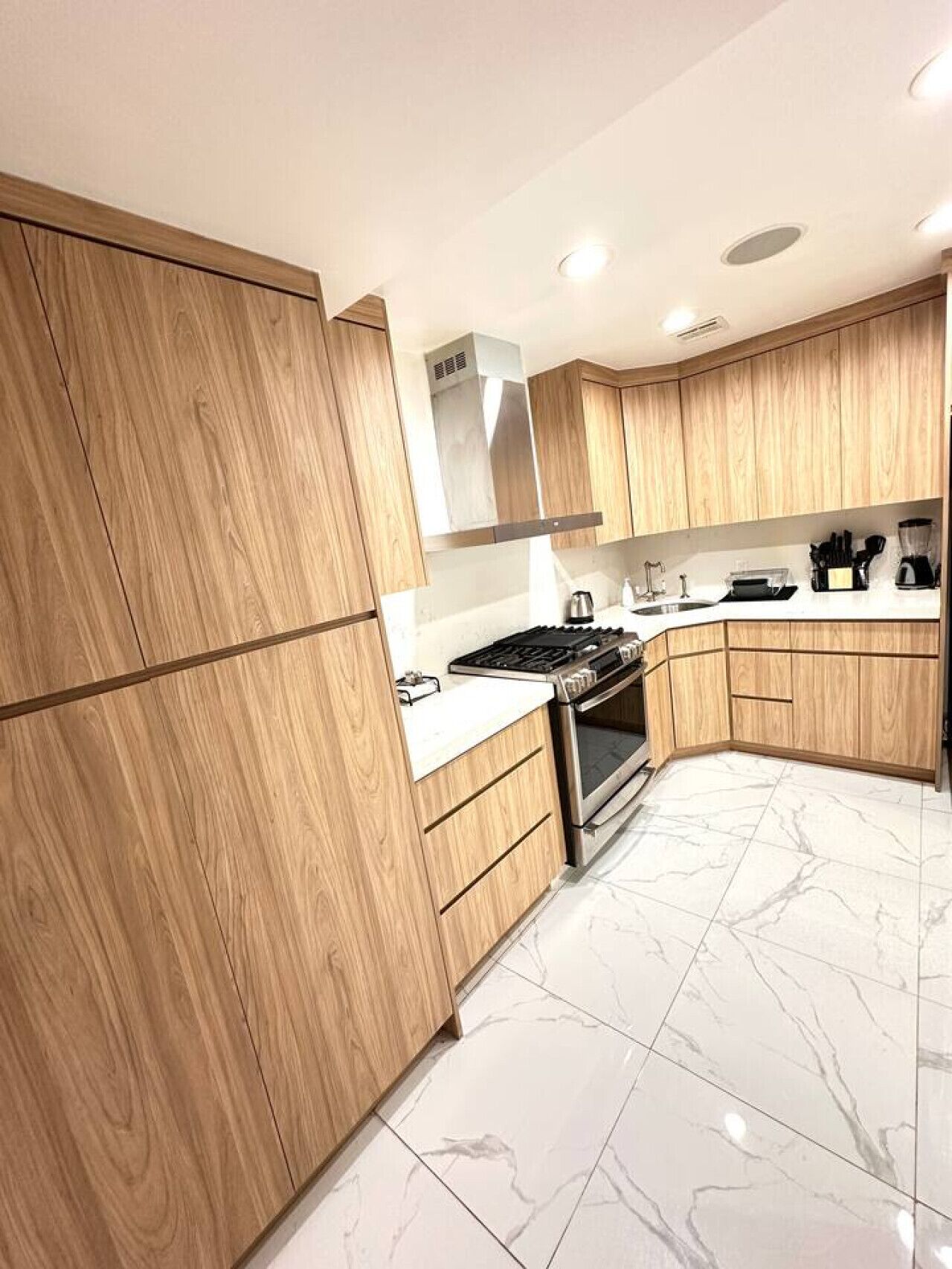 Refrigerador, horno, utensilios de cocina