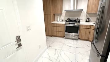 Refrigerador, horno, utensilios de cocina
