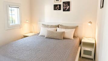 1 dormitorio, tabla de planchar con plancha, wifi y ropa de cama