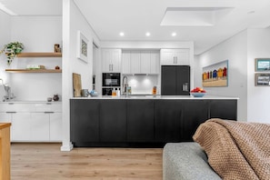 Fridge, microwave, oven, stovetop - Witton Breeze Modern Seaside Stay by Jetty and Cafs (Port Noarlunga)