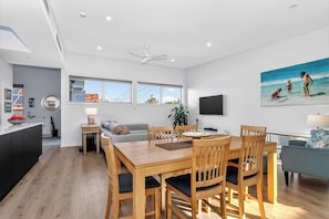 Dining - Witton Breeze Modern Seaside Stay by Jetty and Cafs (Port Noarlunga)