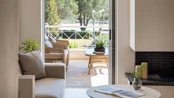 Vila luxo, vista para o mar | Área de estar | Smart TV 65 polegadas com canais via satélite, lareira, Netflix
