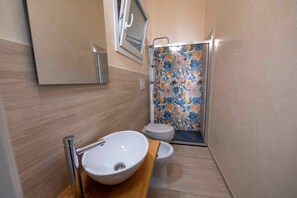 Shower, hair dryer, towels - Room 'Camera Doppia 1' with Shared Terrace, Wi-Fi and Air Conditioning (Gallipoli)