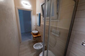 Shower, hair dryer, towels - Room 'Camera Doppia 1' with Shared Terrace, Wi-Fi and Air Conditioning (Gallipoli)