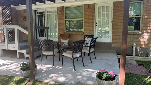 A covered patio with a brick exterior, a wooden table and chairs, and a potted plant. - Perfect 3bedroom house in Colleyville, Proximity Sabre, Charles Schwab, Fidelity (Colleyville)
