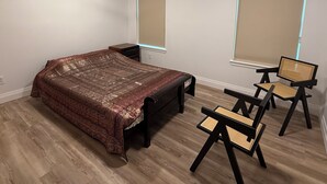 A bedroom with a bed, a ceiling fan, a window with blinds, a chair, and a bedside table. - Perfect 3bedroom house in Colleyville, Proximity Sabre, Charles Schwab, Fidelity (Colleyville)