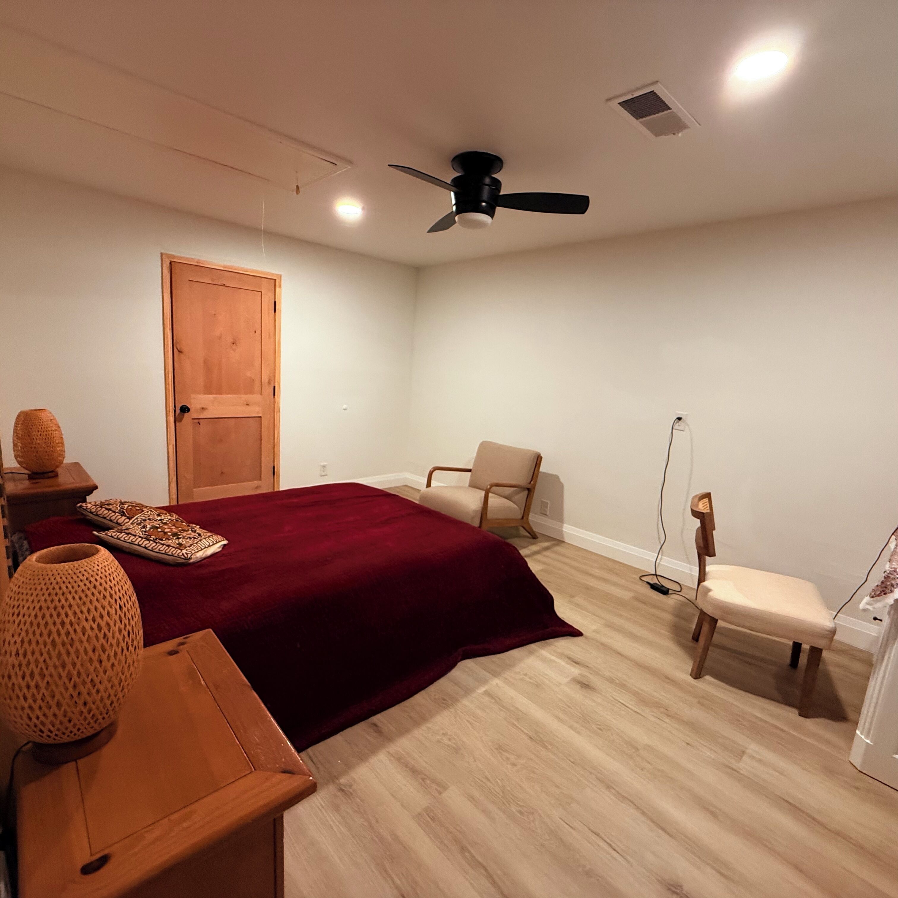 3 habitaciones, tabla de planchar con plancha, wifi y ropa de cama 