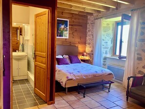 5 bedrooms, iron/ironing board, WiFi, bed sheets - Stone house, gîte for 10 people with disabled access (Félines)