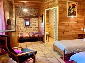 Room - Stone house, gîte for 10 people with disabled access (Félines)