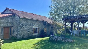 Exterior - Stone house, gîte for 10 people with disabled access (Félines)