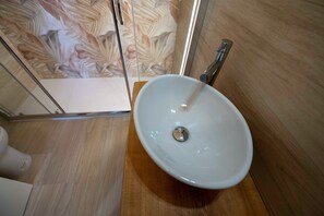 Shower, hair dryer, towels - Room 'Camera Doppia 1' with Shared Terrace, Wi-Fi and Air Conditioning (Gallipoli)
