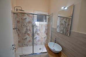 Douche, sèche-cheveux, serviettes fournies