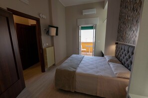 1 bedroom, WiFi, bed sheets - Room 'Camera Doppia 1' with Shared Terrace, Wi-Fi and Air Conditioning (Gallipoli)