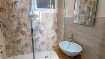 Douche, séchoir à cheveux, serviettes fournies