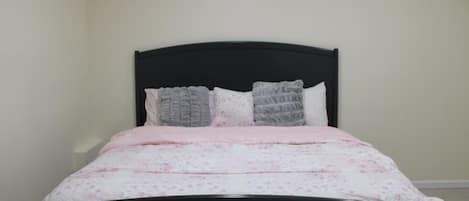 1 habitación, tabla de planchar con plancha, wifi gratis y ropa de cama