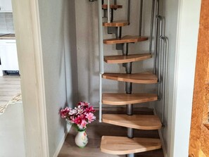 Eine Wendeltreppe mit Holzbodenstufen und Metallgeländern.